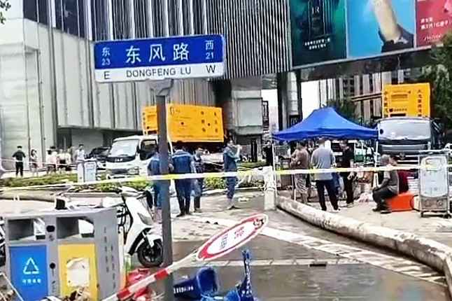 上海学义绿色环保咨询有限公司排涝突击队在排涝现场